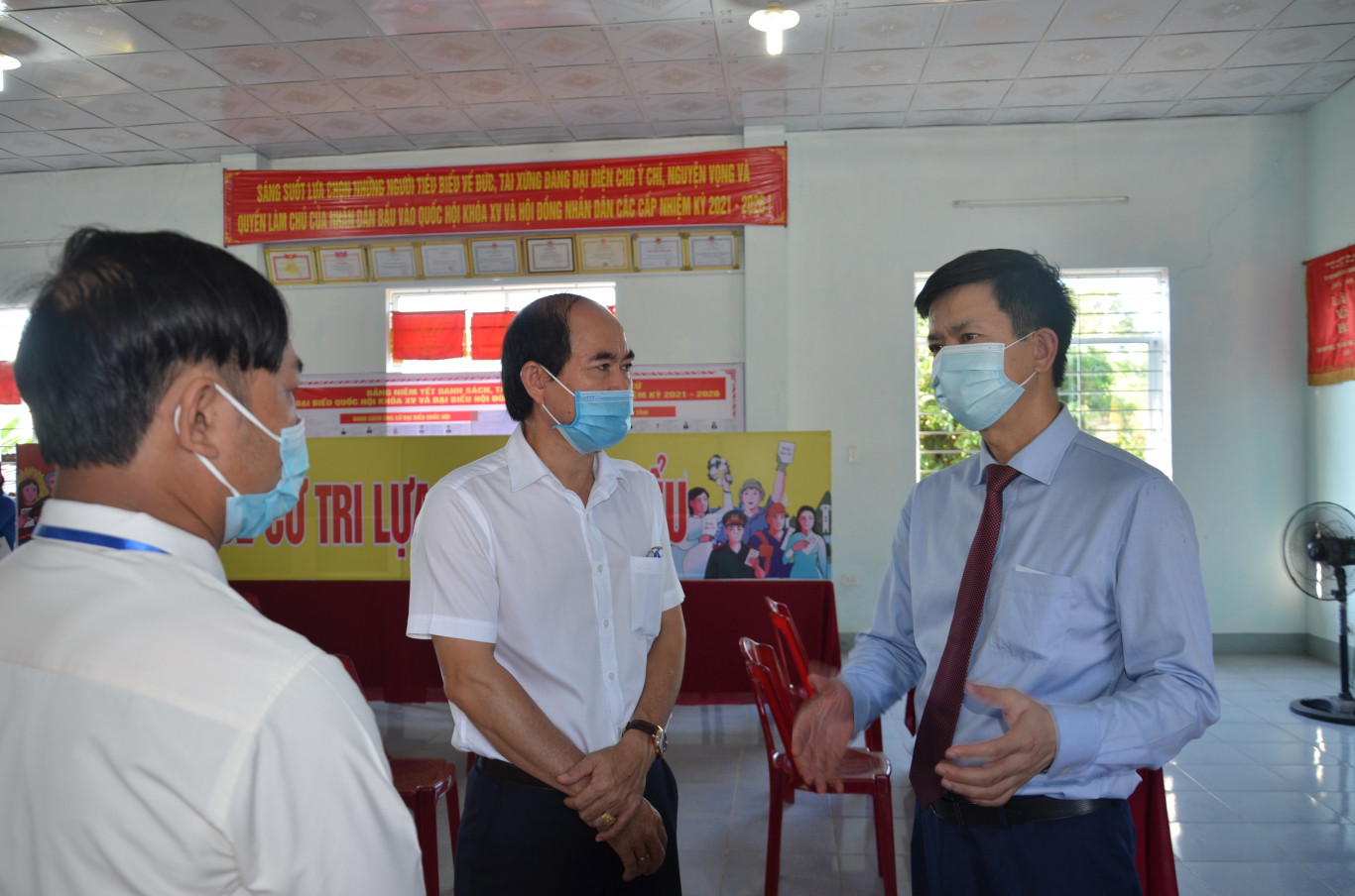 B&iacute; thư Tỉnh ủy L&ecirc; Quang T&ugrave;ng trao đổi với l&atilde;nh đạo TP. Đ&ocirc;ng H&agrave; về việc thực hiện nghi&ecirc;m c&ocirc;ng t&aacute;c ph&ograve;ng dịch tại c&aacute;c điểm bỏ phiếu tr&ecirc;n địa b&agrave;n - Ảnh: L&ecirc; Minh