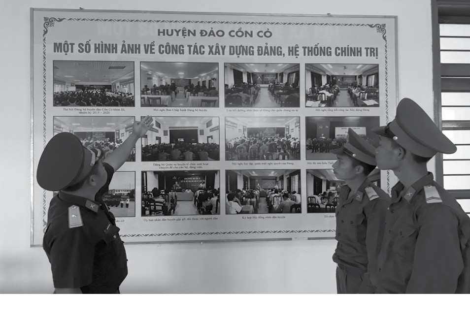 Chiến sĩ huyện đảo Cồn Cỏ thường xuy&ecirc;n &ocirc;n lại truyền thống h&agrave;o h&ugrave;ng để tiếp bước cha anh - Ảnh: Tất Hải