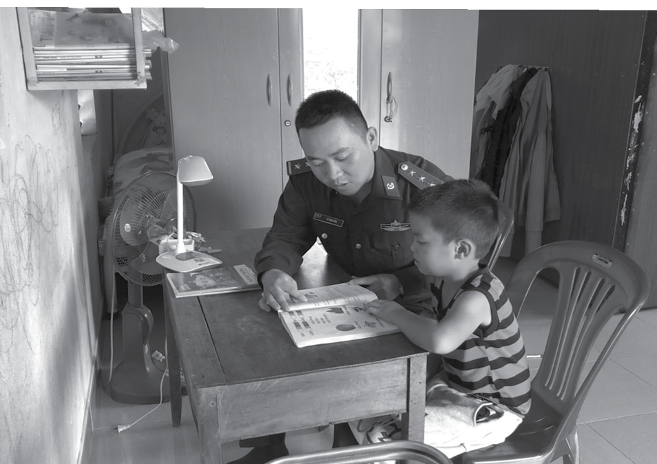 Đại &uacute;y L&ecirc; Thừa Văn đang dạy học cho Con nu&ocirc;i Đồn Bi&ecirc;n ph&ograve;ng - Ảnh: TG