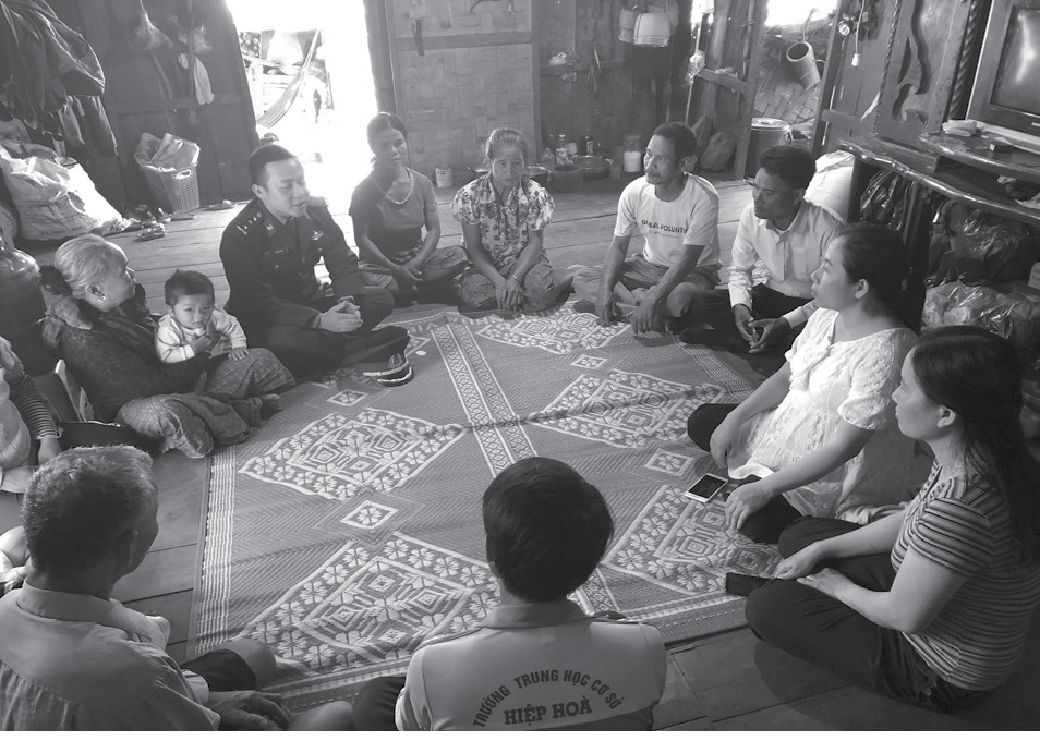 Đại &uacute;y L&ecirc; Thừa Văn (thứ 2 từ tr&aacute;i sang) đang phổ biến ph&aacute;p luật cho nh&acirc;n d&acirc;n v&ugrave;ng bi&ecirc;n giới - Ảnh: TG 