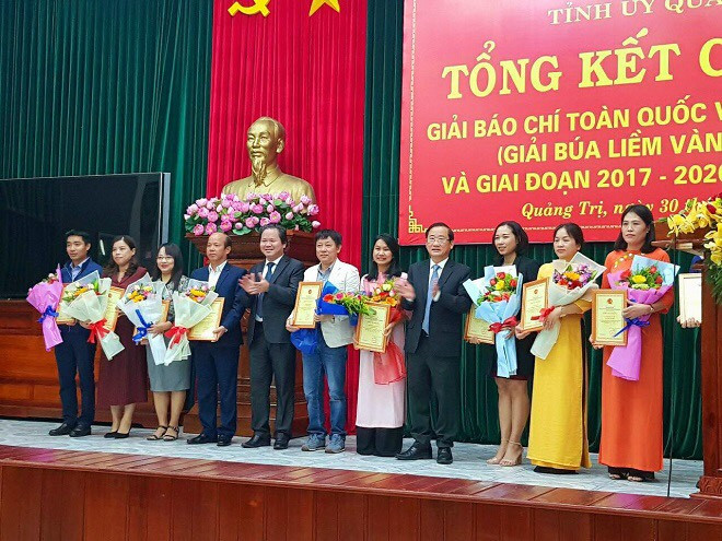 Ban Tổ chức trao giải cho c&aacute;c t&aacute;c giả đoạt giải B&uacute;a Liềm v&agrave;ng 