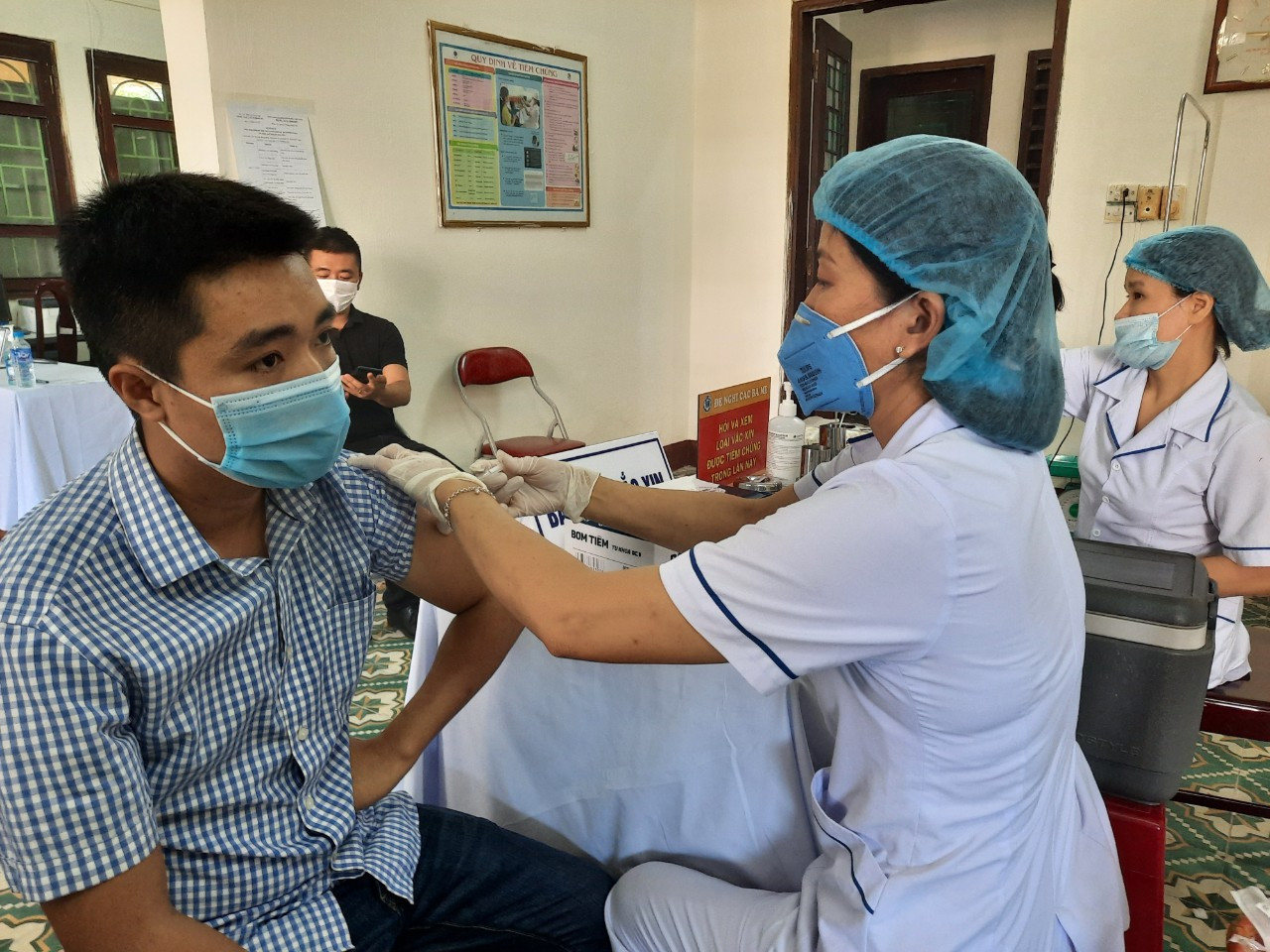 Ti&ecirc;m vắc xin cho ph&oacute;ng vi&ecirc;n, bi&ecirc;n tập vi&ecirc;n tr&ecirc;n địa b&agrave;n Quảng Trị. Ảnh Duy Lợi