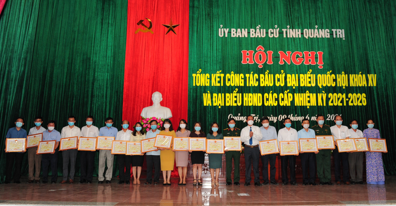 Chủ tịch UBND tỉnh V&otilde; Văn Hưng trao tặng bằng khen cho c&aacute;c tập thể c&oacute; th&agrave;nh t&iacute;ch xuất sắc trong c&ocirc;ng t&aacute;c bầu cử- Ảnh: Trần Tuyền