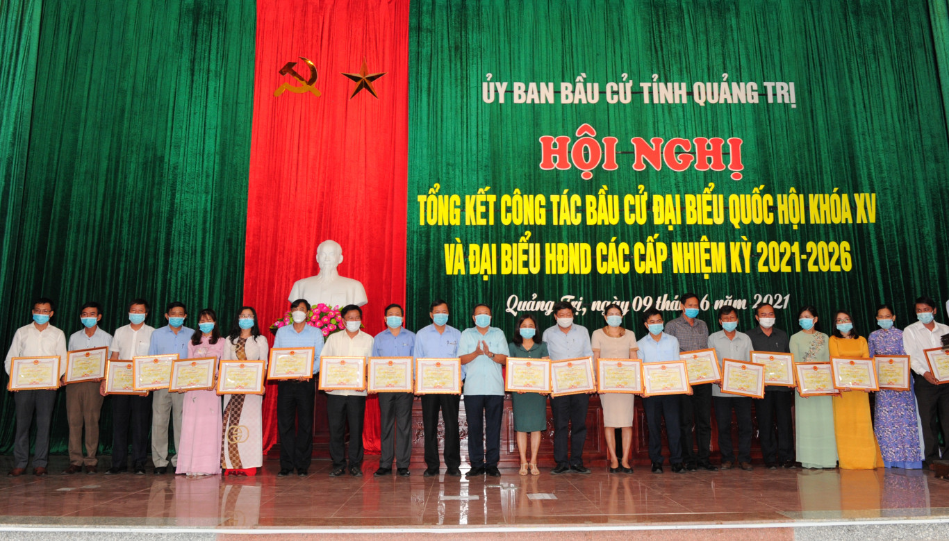 Ph&oacute; Chủ tịch Thường trực UBND tỉnh H&agrave; Sỹ Đồng trao bằng khen cho c&aacute;c c&aacute; nh&acirc;n c&oacute; th&agrave;nh t&iacute;ch xuất sắc trong c&ocirc;ng t&aacute;c bầu cử - Ảnh: Trần Tuyền