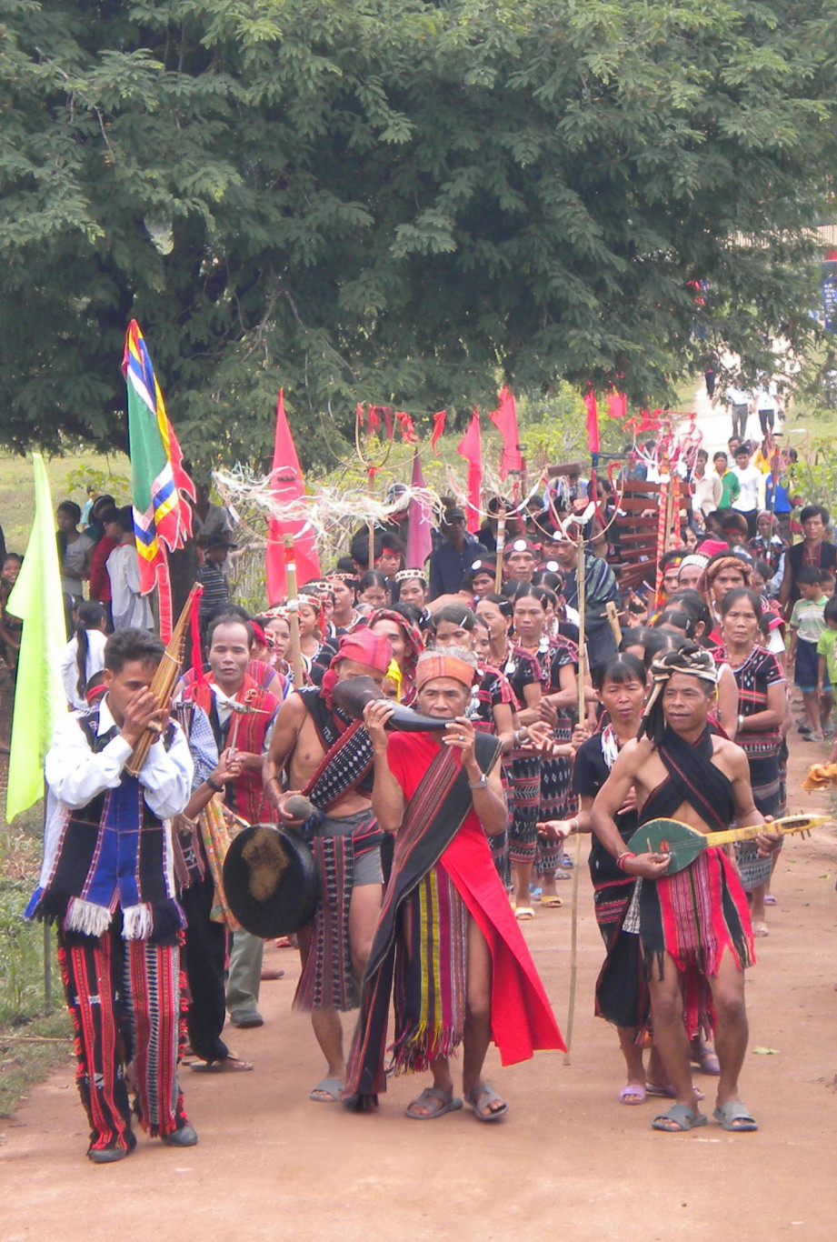 Diễu h&agrave;nh trong lễ hội Ari&ecirc;uping của người Pa C&ocirc;. - Ảnh: H.T.T