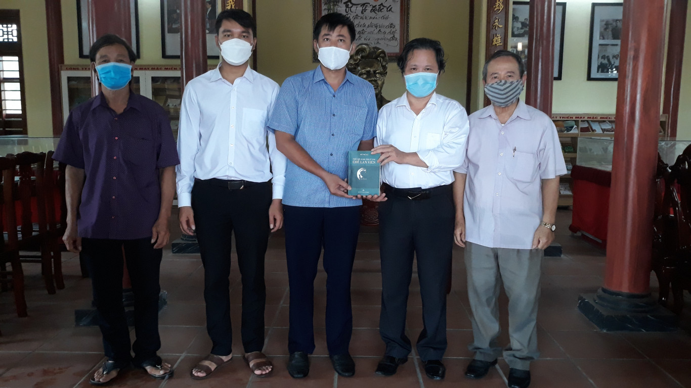 &Ocirc;ng Nguyễn Ho&agrave;n v&agrave; &ocirc;ng Hồ Thanh Thoan (b&ecirc;n phải) thay mặt t&aacute;c giả tặng s&aacute;ch cho đại diện Ban quản l&yacute; Nh&agrave; lưu niệm nh&agrave; thơ Chế Lan Vi&ecirc;n: Ảnh-PV