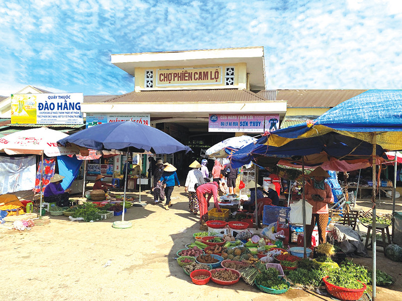 Chợ Phi&ecirc;n, ng&ocirc;i chợ nổi tiếng sầm uất từ xa xưa trong lịch sử, ng&agrave;y nay vẫn l&agrave; chợ trung t&acirc;m huyện Cam Lộ -Ảnh: MINH PHƯƠNG