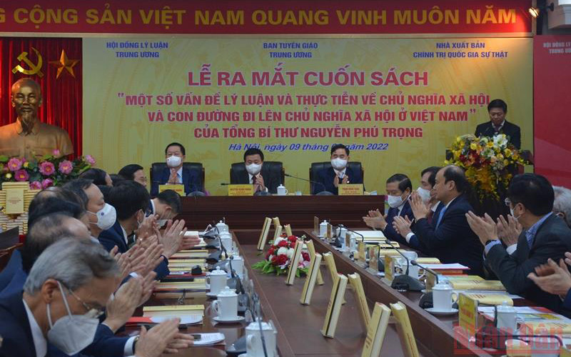 Quang cảnh lễ ra mắt cuốn s&aacute;ch  
