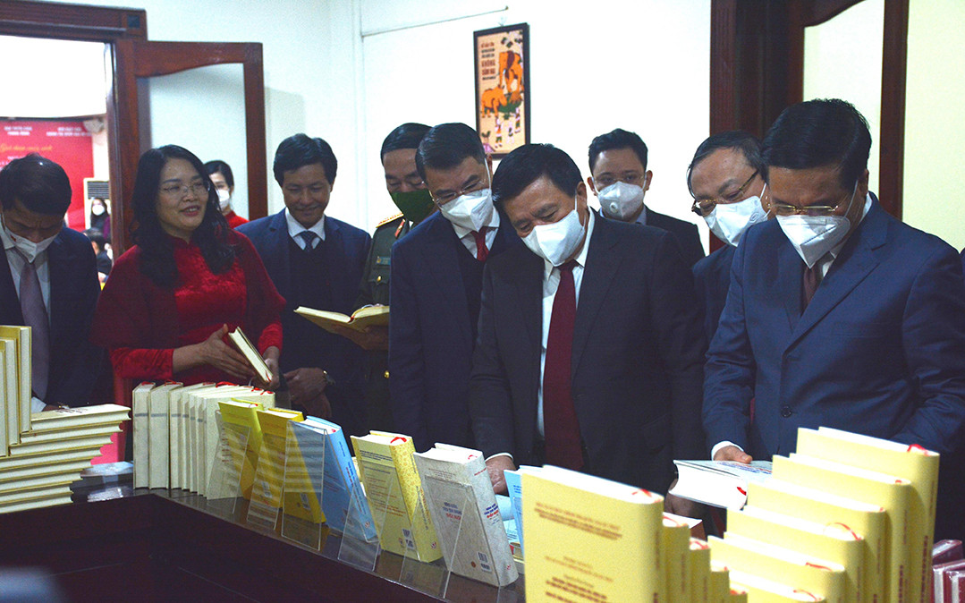 C&aacute;c đại biểu tham quan, trao đổi về nội dung cuốn kh&aacute;ch tại gian trưng b&agrave;y. 