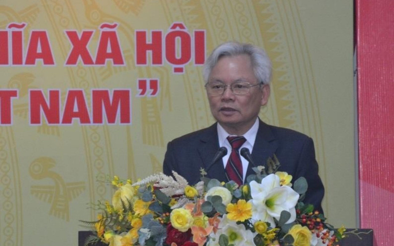 GS, TS Tạ Ngọc Tấn, Ph&oacute; Chủ tịch Thường trực Hội đồng L&yacute; luận Trung ương, giới thiệu nội dung, gi&aacute; trị của cuốn s&aacute;ch.