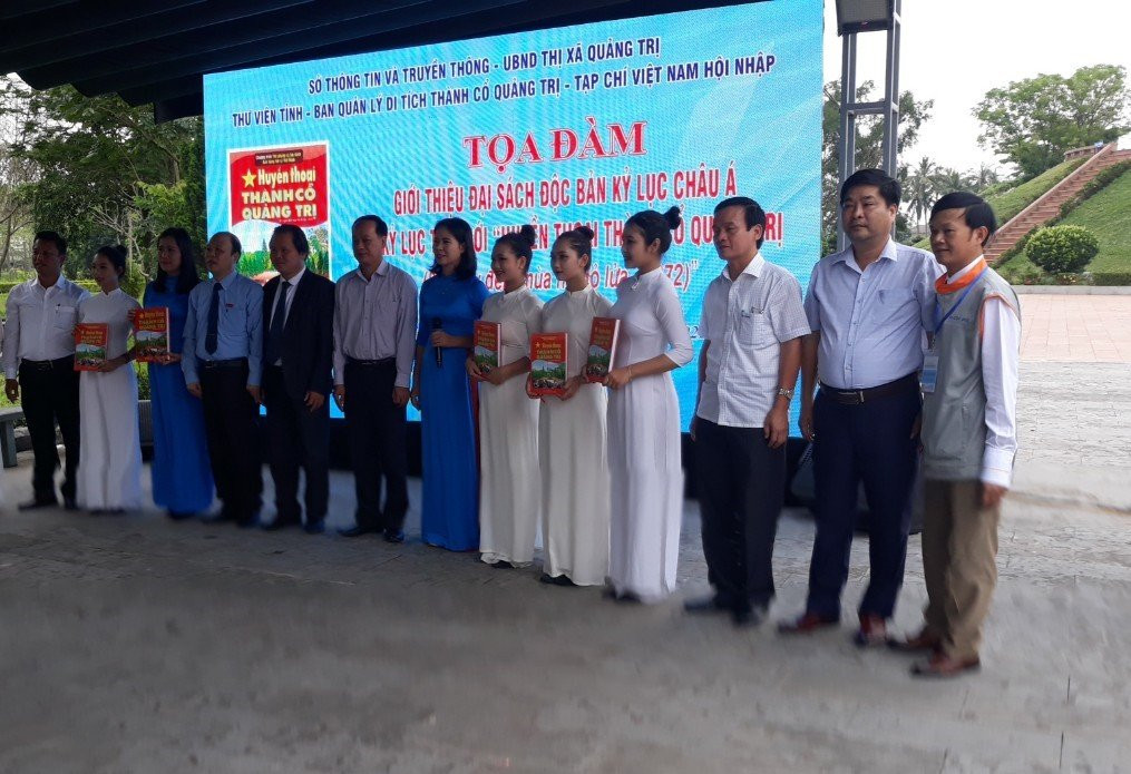 Đại biểu chụp ảnh lưu niệm tại buổi tọa đ&agrave;m