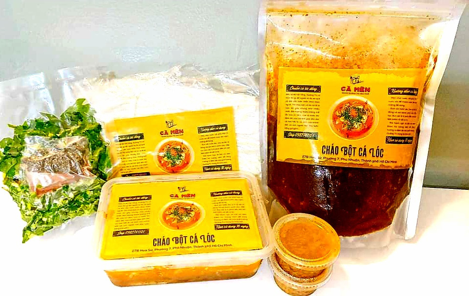 &ldquo;Kh&ocirc;ng phải người Mạ n&agrave;o cũng l&agrave; đầu bếp Năm Sao. Nhưng bữa cơm ngon nhất đời ta lu&ocirc;n từ tay mạ nấu. Những m&oacute;n ăn ngon nu&ocirc;i con từ thơ ấu. Dẫu sắn nướng khoai l&ugrave;i, vẫn thảo thơm t&igrave;nh mẹ m&atilde;i mu&ocirc;n sau. Như m&oacute;n qu&ecirc; hương &ldquo;ch&aacute;o bột - c&aacute; tr&agrave;u&rdquo;. Từ hạt gạo tr&ecirc;n đồng, từ c&aacute; ngon ngo&agrave;i ruộng. Đ&acirc;u chỉ l&agrave; ăn m&oacute;n ăn, ta ăn cả một miền t&acirc;m tưởng, ăn nỗi ho&agrave;i hương, ăn k&yacute; ức qu&ecirc; l&agrave;ng&hellip;&rdquo; - Ảnh: N.Đ.N.T