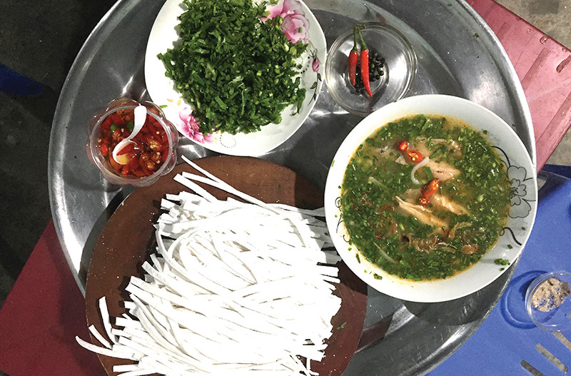 T&ocirc; ch&aacute;o c&aacute; tr&agrave;u m&uacute;c ra, rắc ti&ecirc;u h&agrave;nh thơm &ldquo;điếc mũi&rdquo;, t&ocirc; n&agrave;o may mắn c&oacute; th&ecirc;m bộ l&ograve;ng nhai lựt sựt ch&acirc;n răng th&igrave;... tr&uacute;ng số độc đắc.  - Ảnh: N.DUY