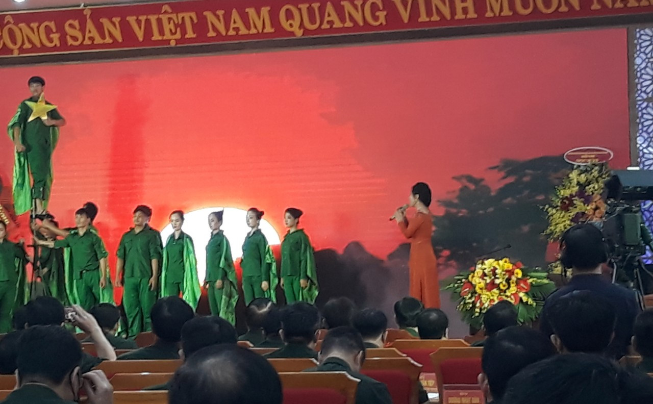 Văn nghệ ch&agrave;o mừng tại Hội thảo