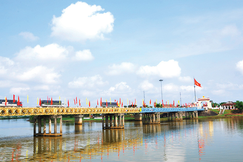 Cầu Hiền Lương - s&ocirc;ng Bến Hải -Ảnh: TR&Agrave; THIẾT