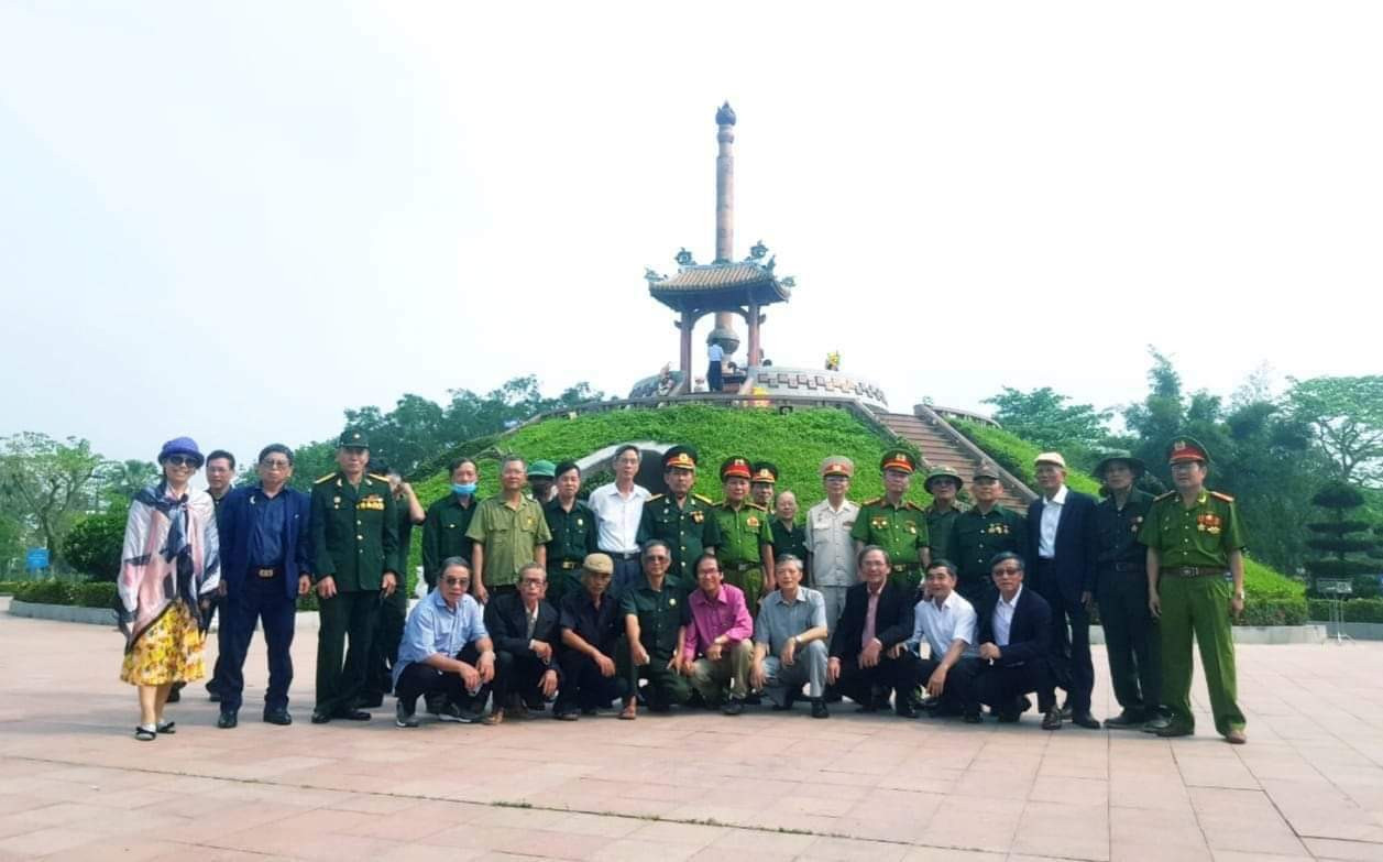 Kỷ niệm 50 năm ngày nhập ngũ, lớp chiến sĩ trường cấp 3 Vĩnh Linh thăm lại chiến trường xưa Thành Cổ - Ảnh T.P.T
