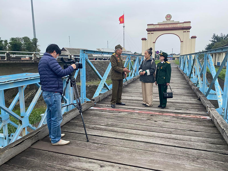 NSƯT Trần Vịnh gặp gỡ c&aacute;c nh&acirc;n vật trong bộ phim Bến đ&ograve; xưa lặng lẽ -Ảnh: NVCC