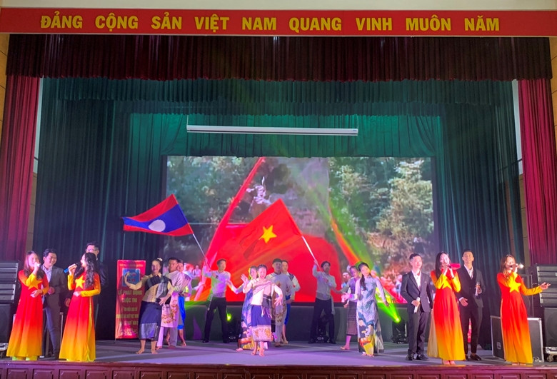 Một tiết mục trong chương tr&igrave;nh văn nghệ do sinh vi&ecirc;n Việt Nam v&agrave; sinh vi&ecirc;n L&agrave;o của Học viện Ngoại giao tr&igrave;nh diễn tại Lễ ph&aacute;t động (Ảnh: Kiều Giang) 