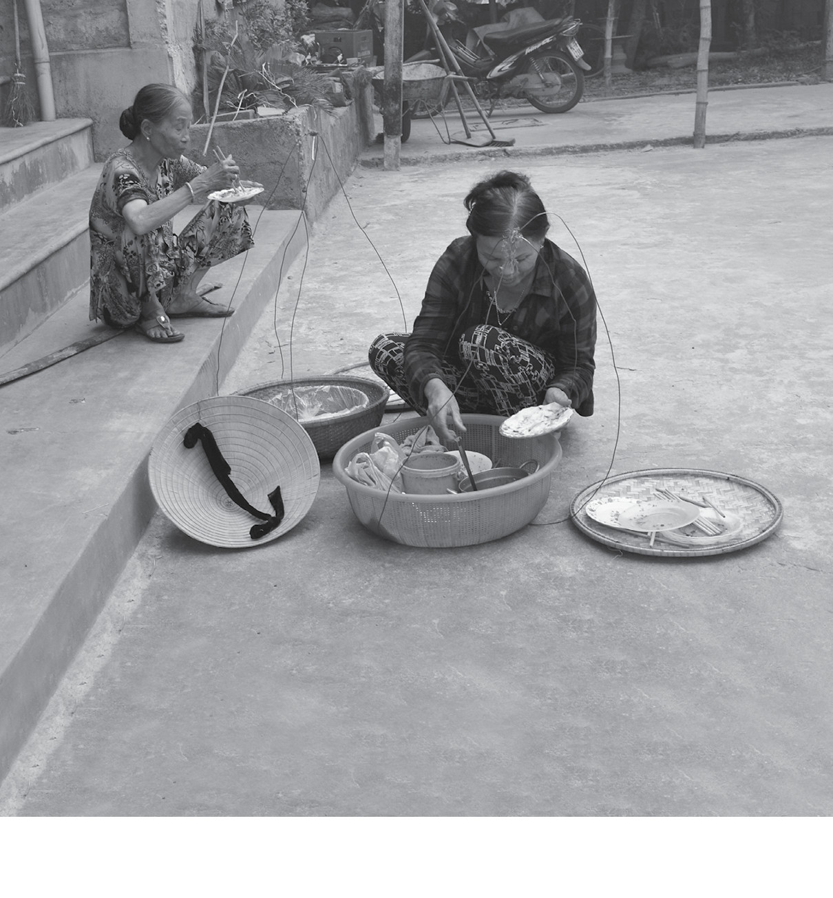 B&aacute;nh b&egrave;o chợ Thuận được g&aacute;nh đi quanh x&oacute;m b&aacute;n ăn l&oacute;t dạ buổi chiều - Ảnh: T.A