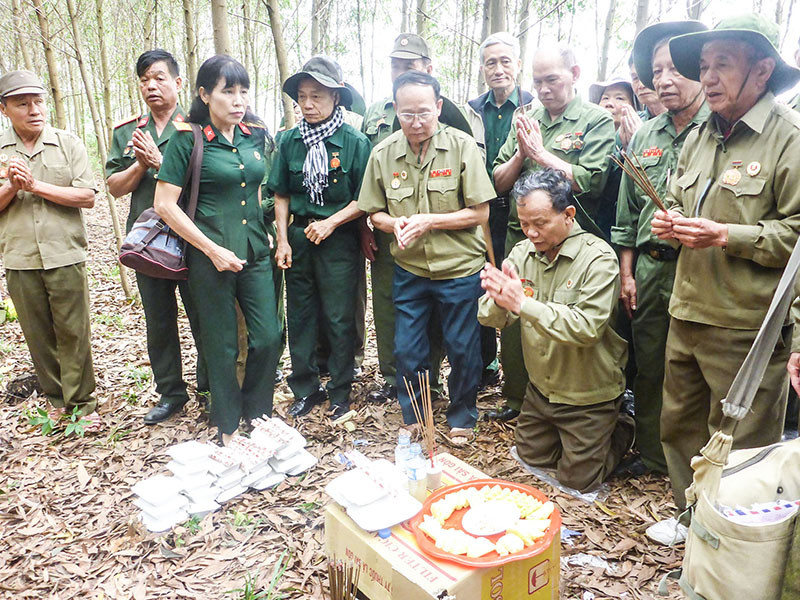 Bữa cơm &ldquo;giỗ đồng đội&rdquo; đạm bạc m&agrave; thi&ecirc;ng li&ecirc;ng tại cao điểm Hồ Kh&ecirc;, Cam Tuyền, Cam Lộ - Ảnh: L.B.D