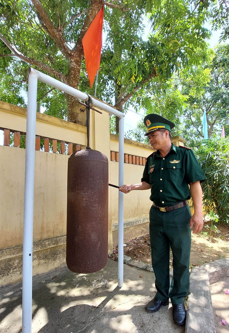 Chiến sĩ Đồn Bi&ecirc;n ph&ograve;ng Cửa T&ugrave;ng đ&aacute;nh kẻng b&aacute;o thức - Ảnh: V.C