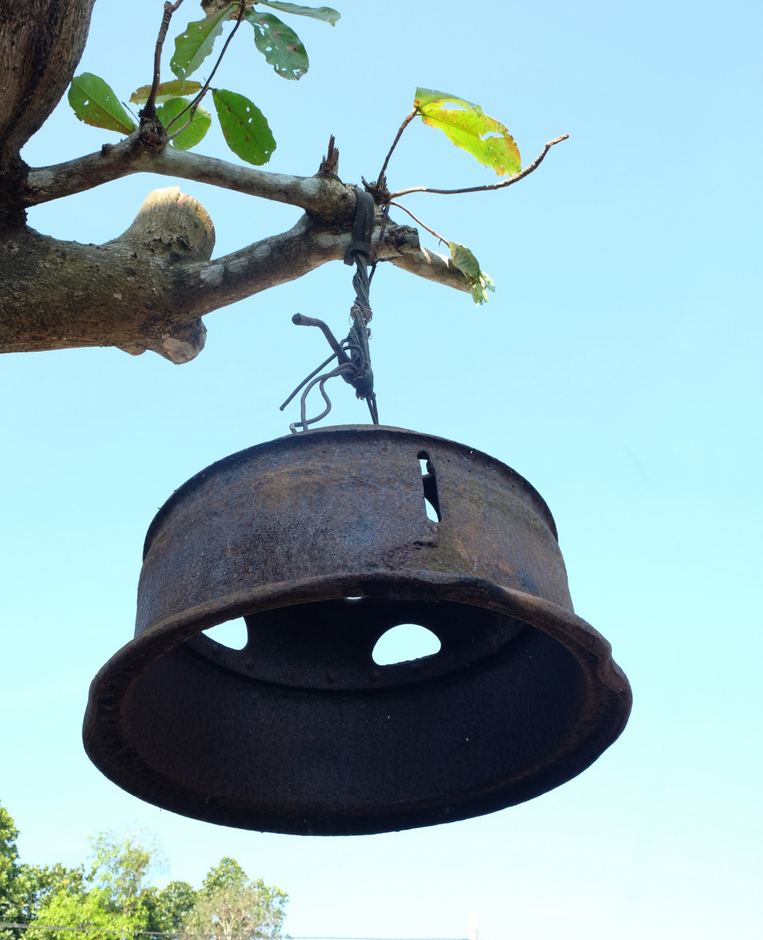 Chiếc kẻng được xem như một &ldquo;chứng nh&acirc;n lịch sử&rdquo; - Ảnh: V.C