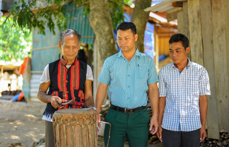 Truyền dạy c&aacute;ch đ&aacute;nh trống Xi cơn cho người trẻ - Ảnh: TRẦN TUYỀN