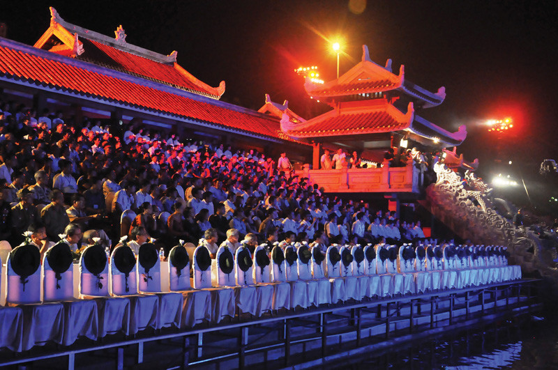 Những buổi lễ ở đ&acirc;y lu&ocirc;n c&oacute; h&agrave;ng ghế trống để d&agrave;nh ph&iacute;a trước như một nghi thức t&acirc;m linh thi&ecirc;ng li&ecirc;ng d&agrave;nh cho c&aacute;c anh h&ugrave;ng liệt sĩ -Ảnh: L.Đ.D