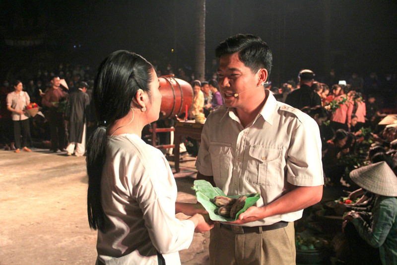 Diễn vi&ecirc;n Đức Qu&yacute; h&oacute;a th&acirc;n v&agrave;o h&igrave;nh tượng Tổng B&iacute; thư L&ecirc; Duẩn trong Chương tr&igrave;nh nghệ thuật thực cảnh đặc biệt &ldquo;Y&ecirc;u lẽ phải-Trọng t&igrave;nh thương&rdquo; -Ảnh: M.Đ