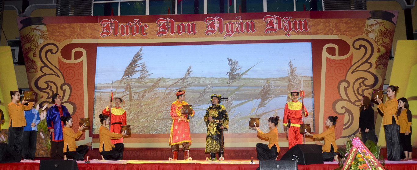 T&aacute;i hiện cảnh d&acirc;ng bảy v&ograve; nước l&ecirc;n ch&uacute;a Nguyễn Ho&agrave;ng trong chương tr&igrave;nh 