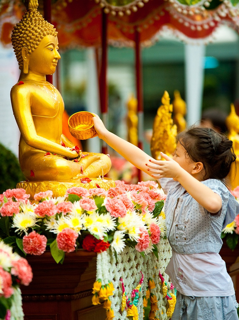 V&agrave;o ng&agrave;y Tết cổ truyền Songkran, người Th&aacute;i Lan thường đến ch&ugrave;a tắm Phật, d&acirc;ng hương v&agrave; cầu may mắn - Ảnh: IT
