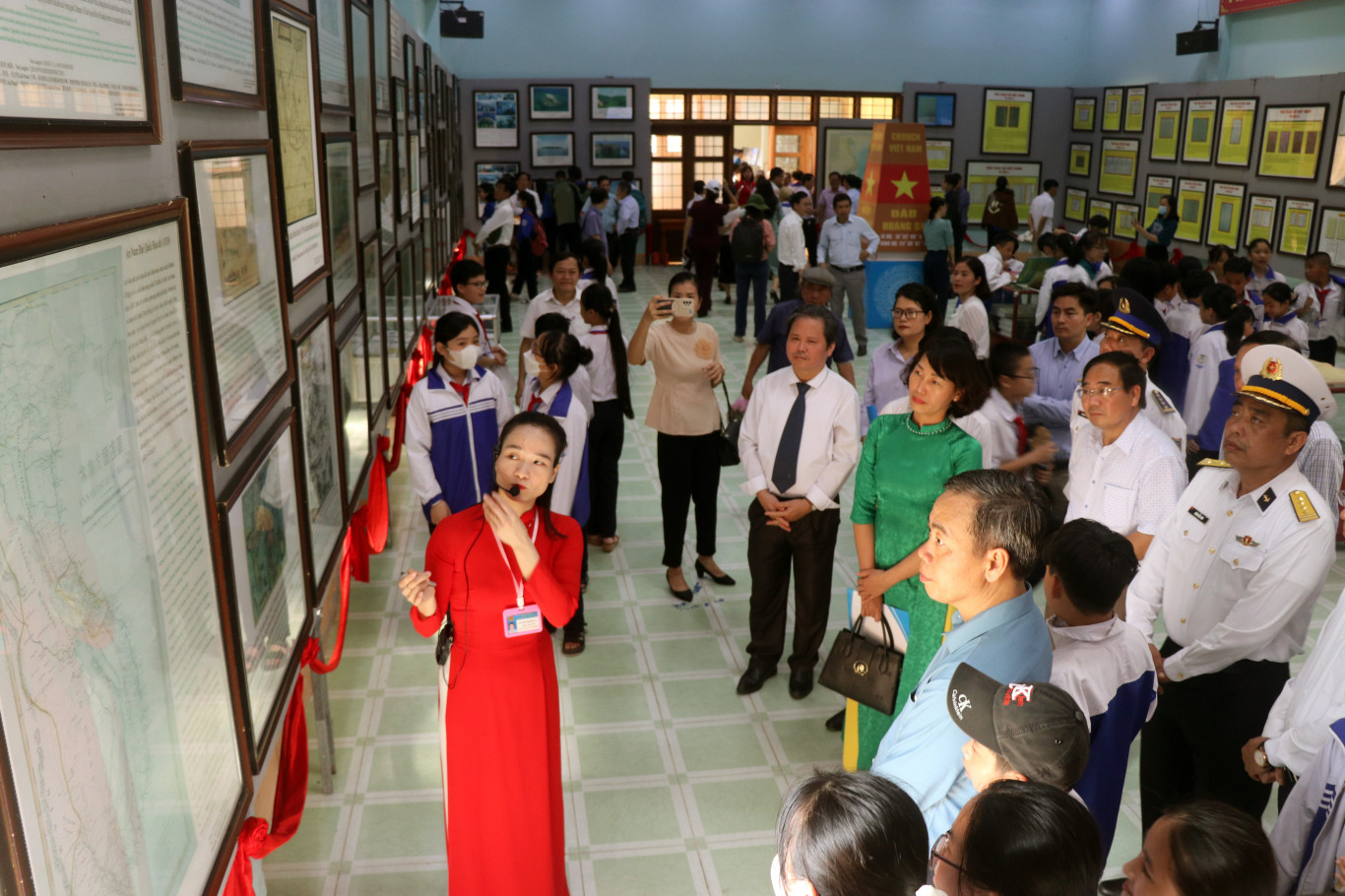 C&aacute;c đại biểu v&agrave; đ&ocirc;ng đảo c&aacute;n bộ, nh&acirc;n d&acirc;n tr&ecirc;n địa b&agrave;n tham quan h&igrave;nh ảnh tư liệu cổ về biển đảo Ho&agrave;ng Sa, Trường Sa của Việt Nam: Ảnh - L&ecirc; Thi