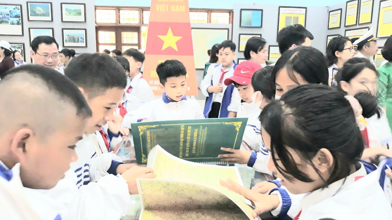 Đ&ocirc;ng đảo học sinh tr&ecirc;n đia b&agrave;n xem v&agrave; đọc tư liệu về biển đảo Ho&agrave;ng Sa, Trường Sa của Việt Nam: Ảnh - L&ecirc; Thi.