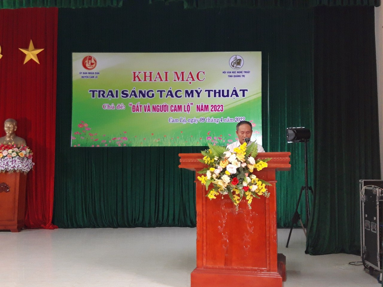 &Ocirc;ng Hồ Thanh Thoan - Ph&oacute; Chủ tịch Hội VHNT tỉnh tổ chức khai mạc trại s&aacute;ng t&aacute;c: Ảnh L.T
