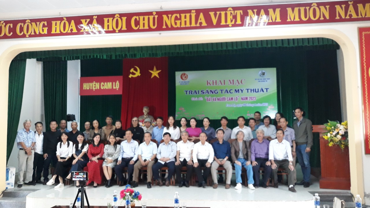 L&atilde;nh đạo huyện, Hội VHNT, c&aacute;c ban, ng&agrave;nh chụp ảnh lưu niệm c&ugrave;ng c&aacute;c họa sĩ: Ảnh L.T 