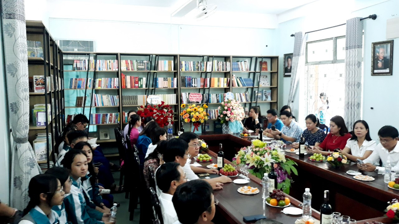 Đại biểu c&ugrave;ng c&aacute;c em học sinh, thầy c&ocirc; gi&aacute;o v&agrave; nh&acirc;n d&acirc;n tr&ecirc;n địa b&agrave;n tham dự buổi khai trương: Ảnh L.T.