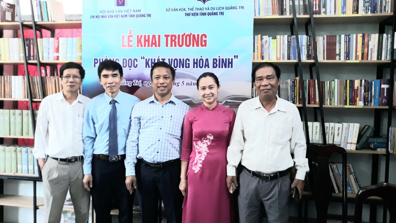 C&aacute;c hội vi&ecirc;n Chi hội Nh&agrave; văn Việt Nam tại Quảng Trị chụp ảnh lưu niệm c&ugrave;ng đại biểu tham dự: Ảnh L.T.