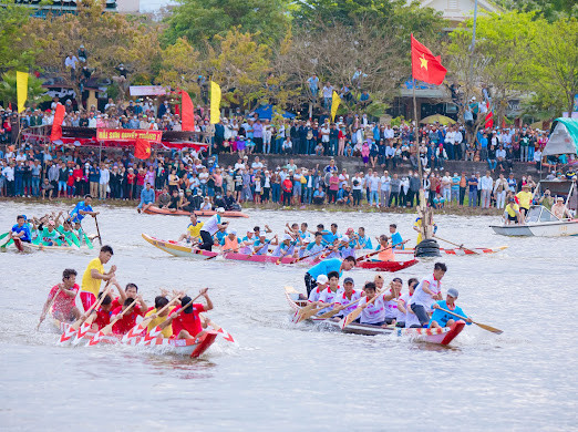 Lễ hội đua thuyền truyền thống ở huyện Hải Lăng - Ảnh: Hùng Mạnh