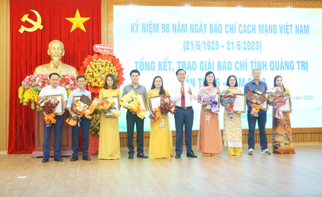 Ph&oacute; B&iacute; thư Tỉnh ủy, Chủ tịch UBND tỉnh V&otilde; Văn Hưng trao giải A cho c&aacute;c t&aacute;c giả, nh&oacute;m t&aacute;c giả - Ảnh: L.T