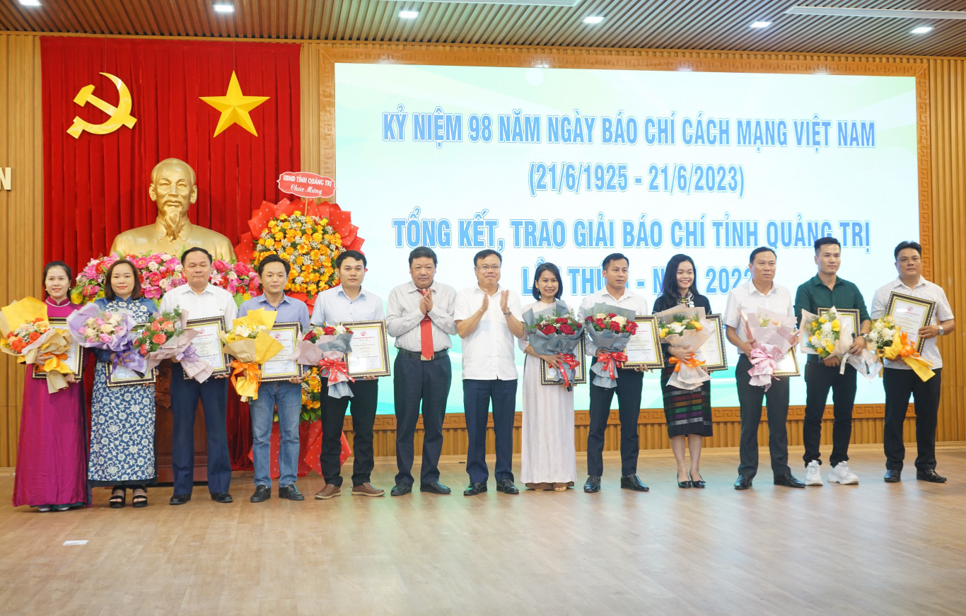 Ph&oacute; Chủ tịch UBND tỉnh L&ecirc; Đức Tiến; Chủ tịch Hội Nh&agrave; b&aacute;o Việt Nam tỉnh, Tổng bi&ecirc;n tập B&aacute;o Quảng Trị - Trương Đức Minh Tứ trao giải C cho c&aacute;c t&aacute;c giả, nh&oacute;m t&aacute;c giả - Ảnh: L.T