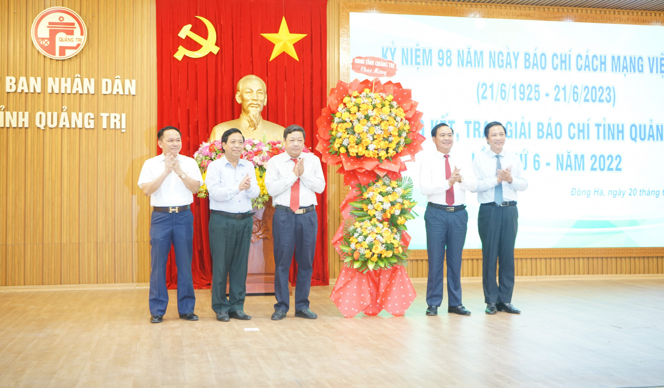 L&atilde;nh đạo tỉnh tặng hoa, ch&uacute;c mừng Hội Nh&agrave; b&aacute;o Việt Nam tỉnh Quảng Trị - Ảnh: L.T