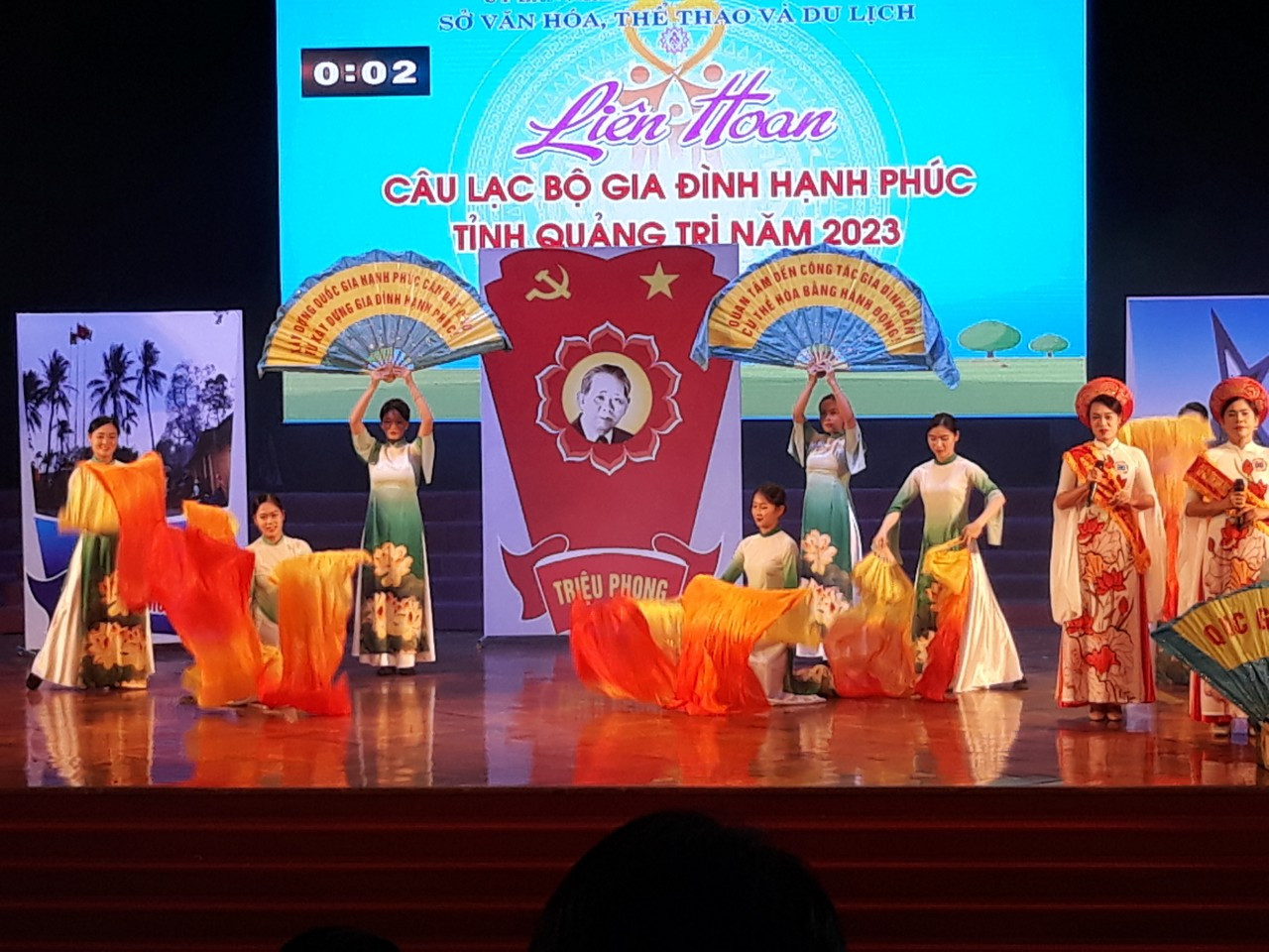 Phần thi ch&agrave;o hỏi của đội thi đến từ C&acirc;u lạc bộ Gia đ&igrave;nh hạnh ph&uacute;c Triệu Thượng, Triệu Phong - Ảnh: L.T