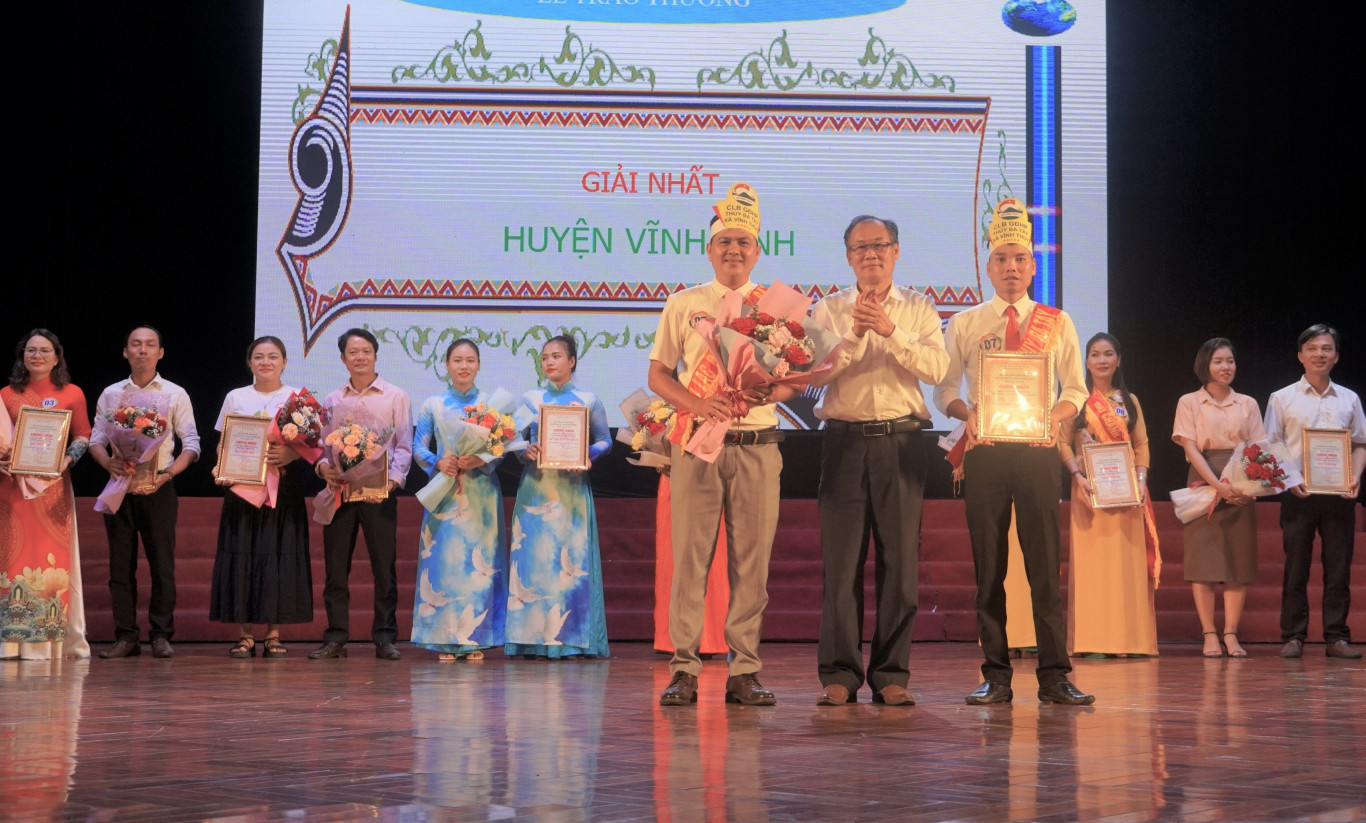 &Ocirc;ng Nguyễn Huy H&ugrave;ng - Ph&oacute; Gi&aacute;m đốc Sở Văn h&oacute;a, Thể thao v&agrave; Du lịch trao giải nhất cho C&acirc;u lạc bộ Gia đ&igrave;nh hạnh ph&uacute;c Th&ocirc;n Thủy Ba T&acirc;y, Vĩnh T&uacute;, Vĩnh Linh - Ảnh: L.T