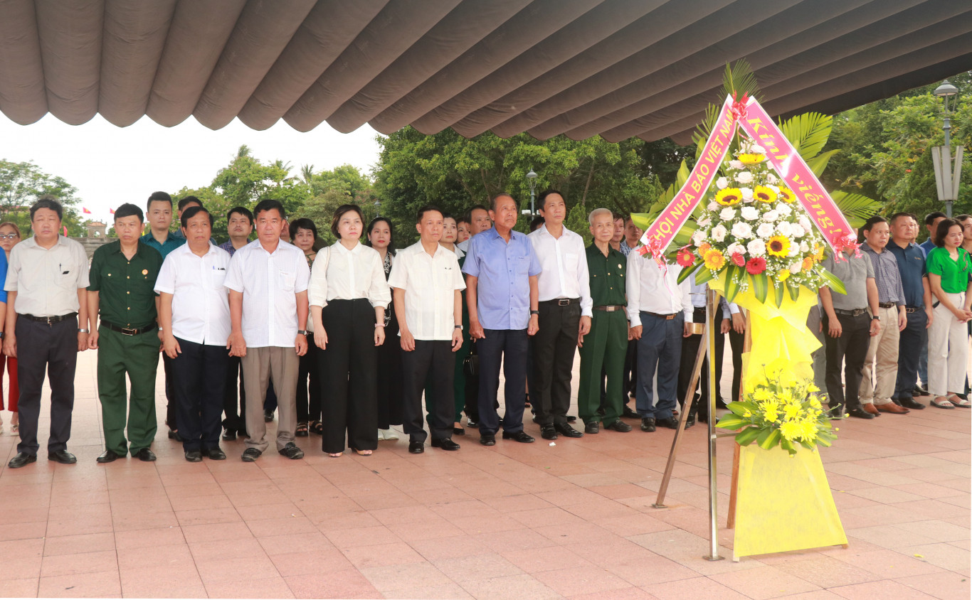 Đo&agrave;n c&ocirc;ng t&aacute;c thực hiện Chương tr&igrave;nh về nguồn &ldquo;Thắp s&aacute;ng ngọn lửa tri &acirc;n&rdquo; l&agrave;m lễ d&acirc;ng hương tri &acirc;n anh h&ugrave;ng liệt sĩ tại Th&agrave;nh Cổ Quảng Trị - Ảnh: L.T