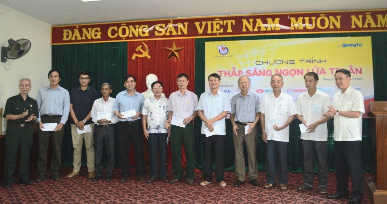 Đại diện l&atilde;nh đạo Hội Nh&agrave; b&aacute;o Việt Nam trao qu&agrave; cho c&aacute;c nh&agrave; b&aacute;o l&atilde;o th&agrave;nh, nh&agrave; b&aacute;o cựu chiến binh, th&acirc;n nh&acirc;n gia đ&igrave;nh liệt sĩ nh&agrave; b&aacute;o - Ảnh: L.T