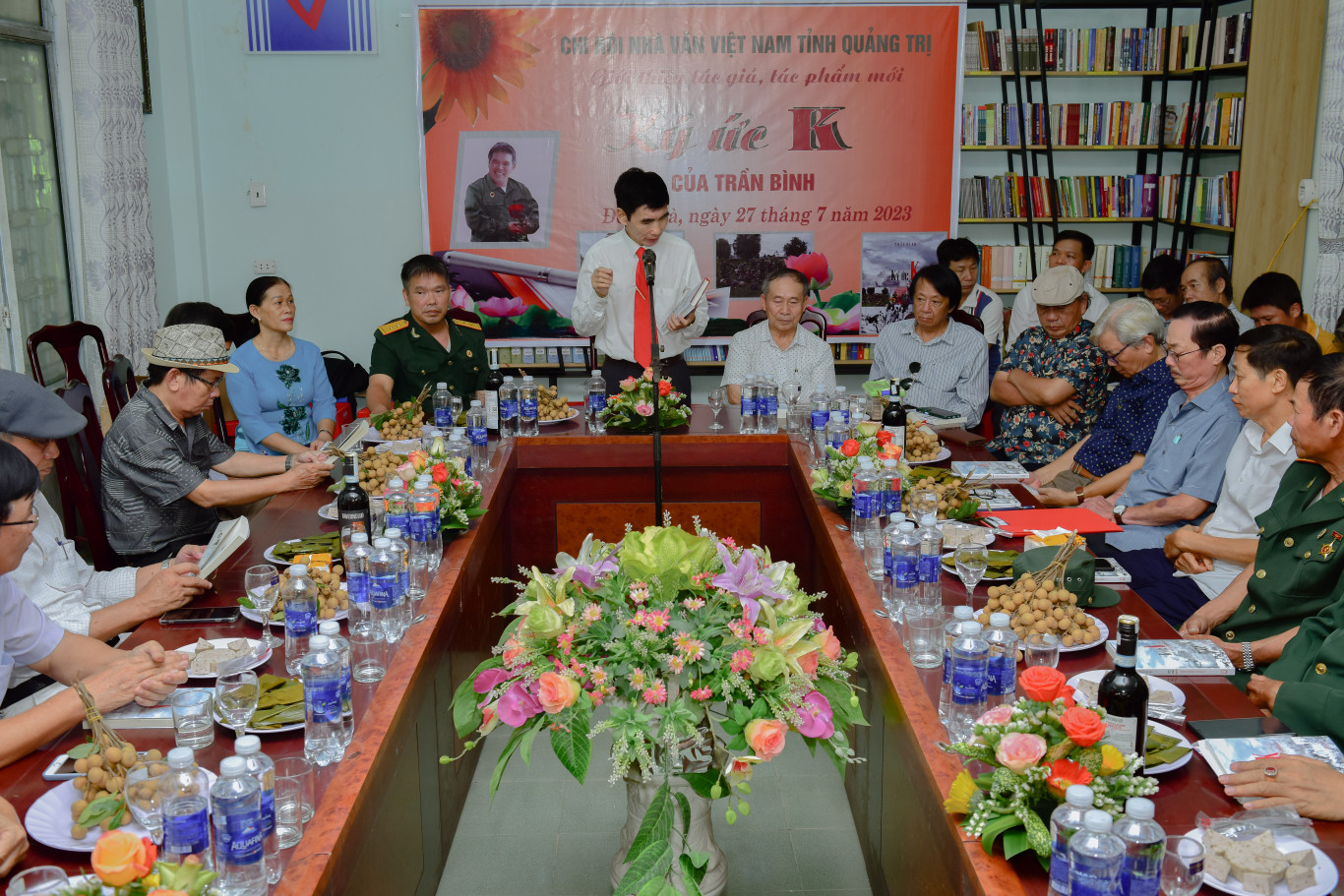 Buổi giới thiệu s&aacute;ch diễn ra trang trọng, t&igrave;nh cảm, ấm c&uacute;ng v&agrave; s&acirc;u lắng - Ảnh: Hồ Thanh.