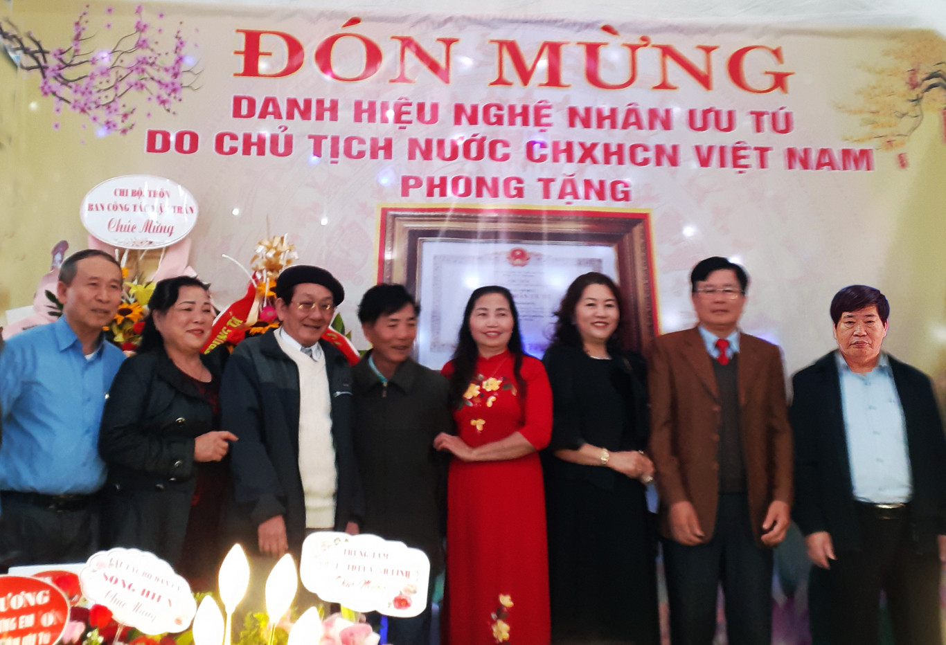 Lãnh đạo Hội VHNT tỉnh chúc mừng nghệ nhân Nguyễn Thanh Hồng đón mừng danh hiệu Nghệ nhân ưu tú tại Vĩnh Linh - Ảnh: H.T.T