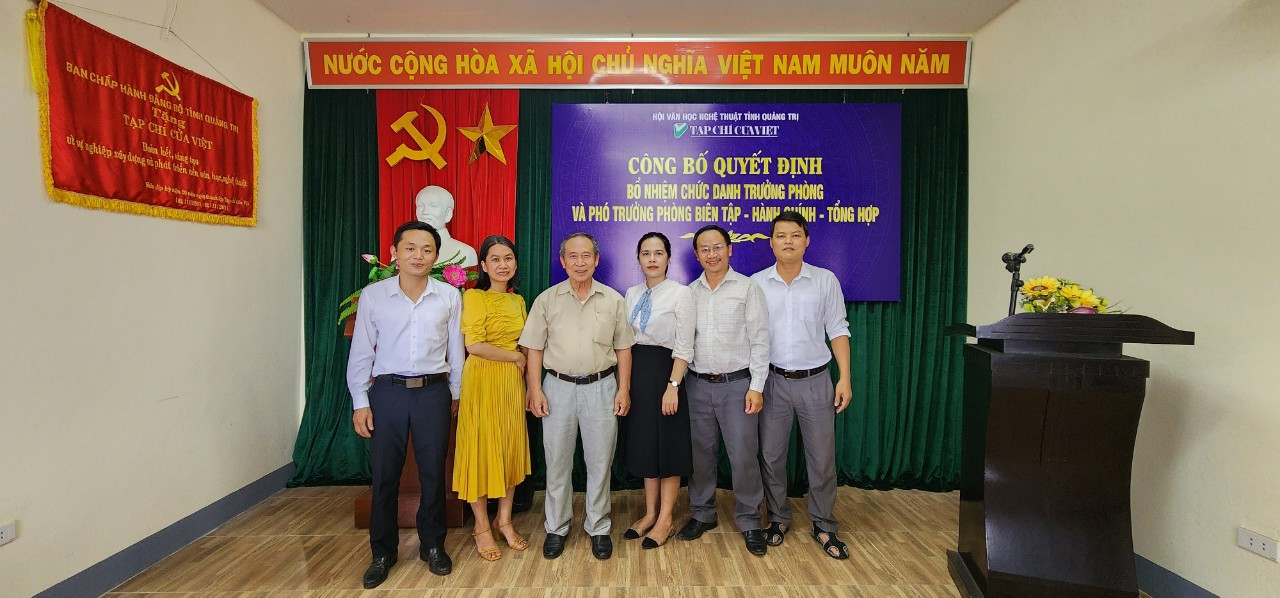 &Ocirc;ng Hồ Thanh Thoan chụp ảnh lưu niệm c&ugrave;ng c&aacute;n bộ vi&ecirc;n chức Tạp ch&iacute; Cửa Việt: Ảnh L.T