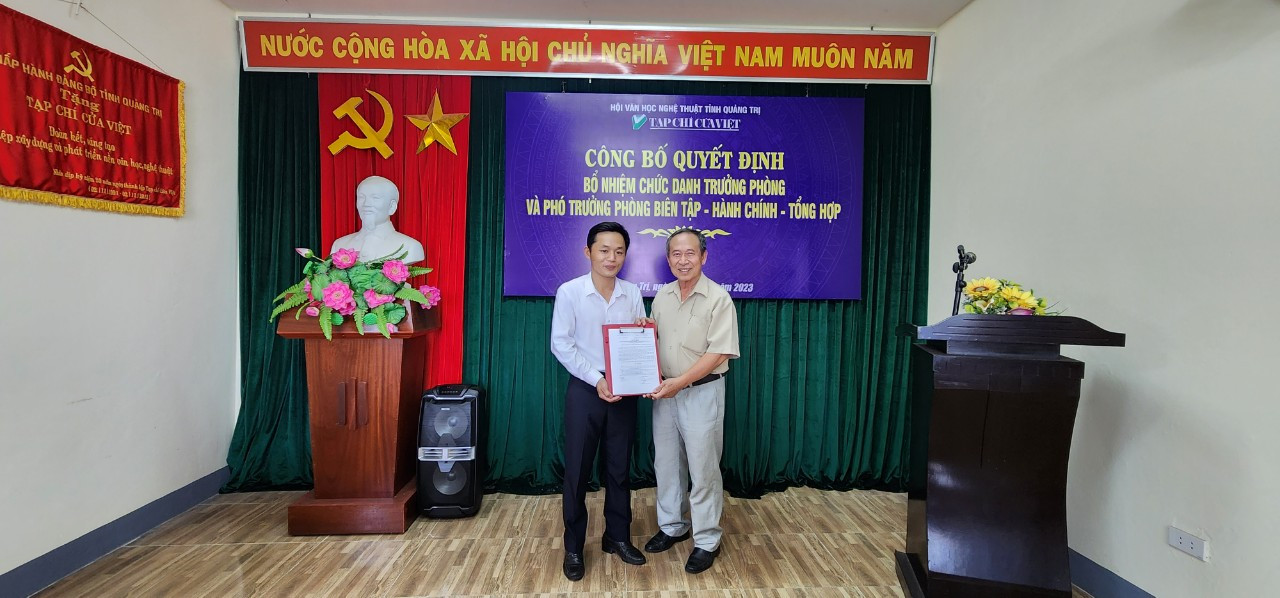 &Ocirc;ng Hồ Thanh Thoan - Ph&oacute; Chủ tịch Thường trực Hội VHNT trao quyết định cho &ocirc;ng Ho&agrave;ng C&ocirc;ng Danh: Ảnh L.T