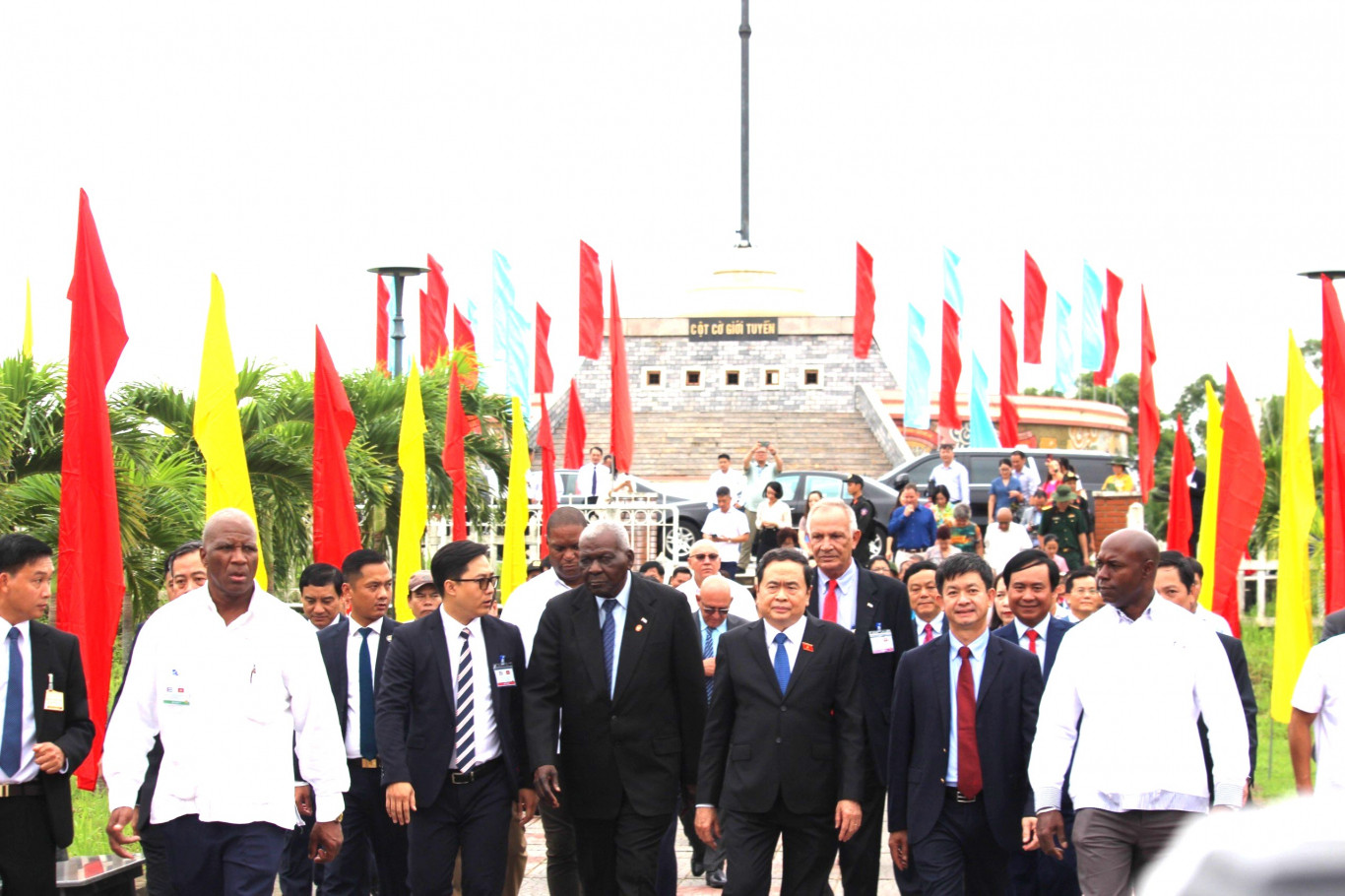 Đo&agrave;n đại biểu cấp cao Việt Nam &ndash; Cuba c&ugrave;ng c&aacute;c bộ, ng&agrave;nh tỉnh Quảng Trị tham quan Di t&iacute;ch lịch sử quốc gia đặc biệt Đ&ocirc;i bờ Hiền Lương - Bến Hải: Ảnh - L.T